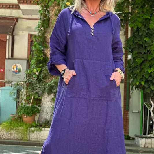 Elegancka sukienka oversize z kapturem - długie rękawy i rozcięcie