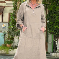 👗 Elegancka sukienka oversize z kapturem - długie rękawy i trendowe rozcięcie